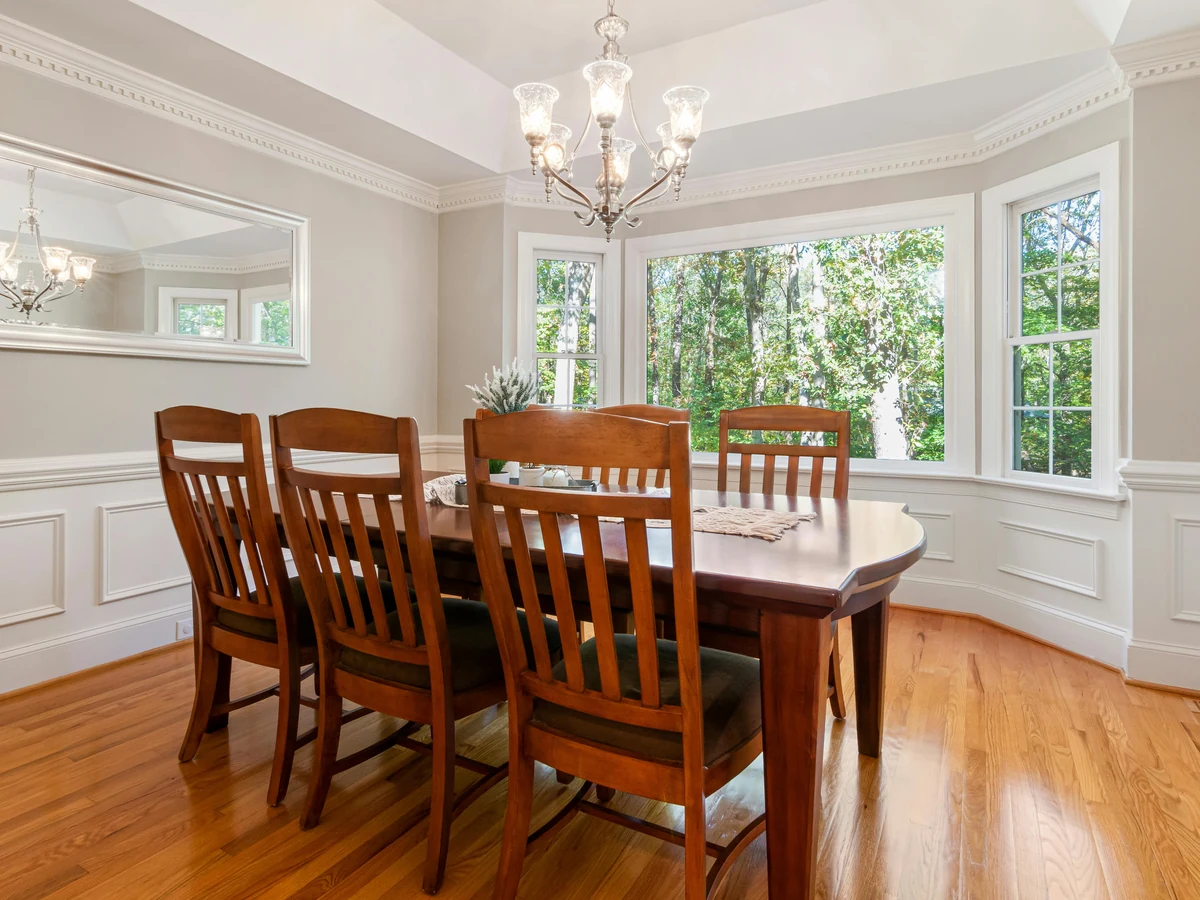 Traditional dining room painting by Surrey Decorators