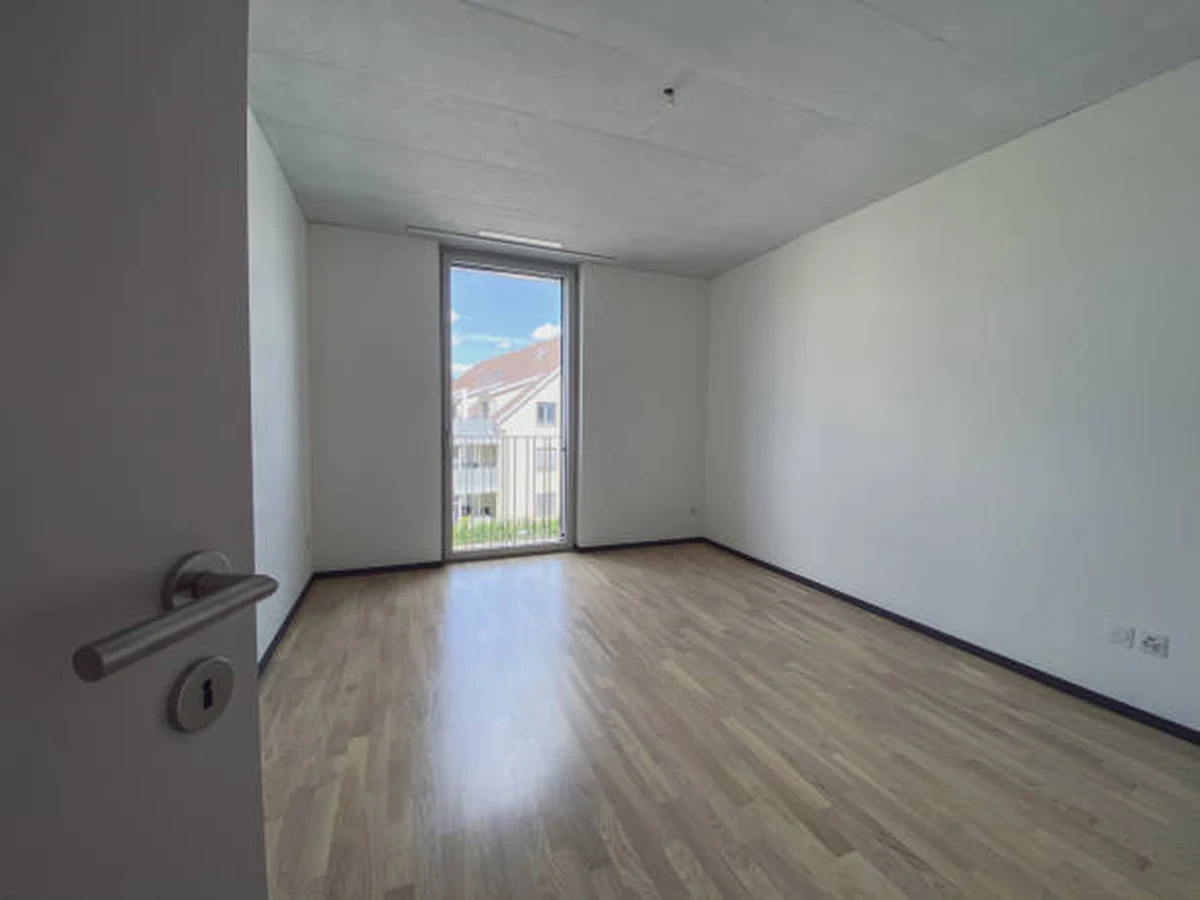 interior-painting-small-empty-room-surrey-decorators Small empty room decorated by Surrey Decorators, interior painting and wallpapering specialists in Surrey