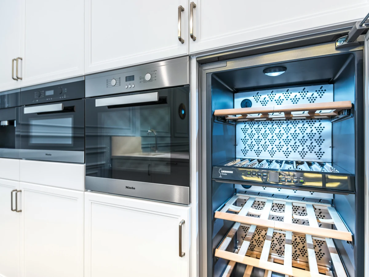 kitchen-painting-white-kitchen-cabinets-surrey-decorators White kitchen cabinets spray painted by Surrey Decorators, smooth factory finish