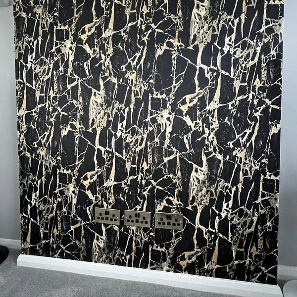 Marble-effect wallpaper and chrome sockets