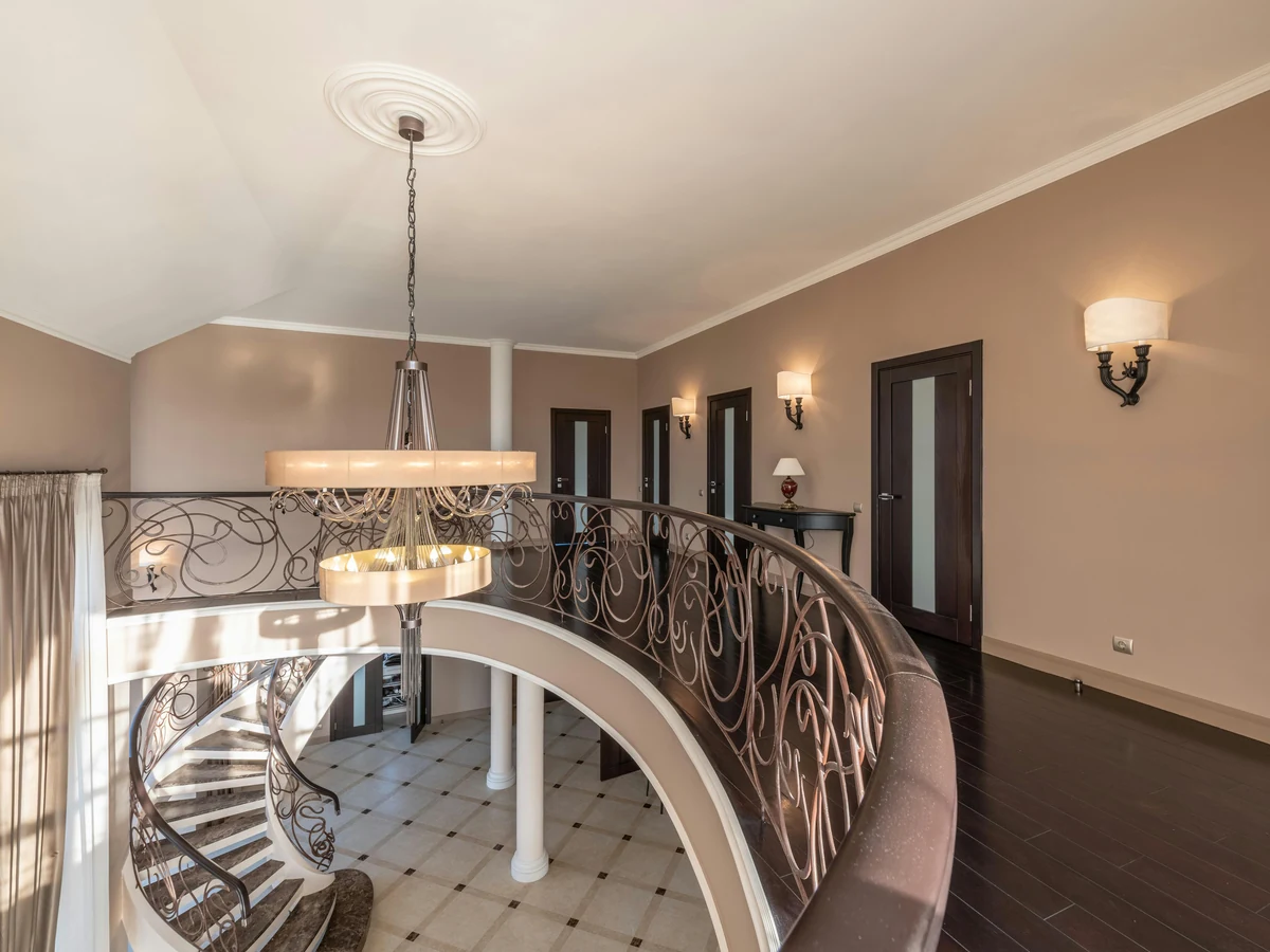 staircase-painting-grand-curved-staircase-surrey-decorators Grand curved staircase painted in Surrey, turned balusters finished by Surrey Decorators