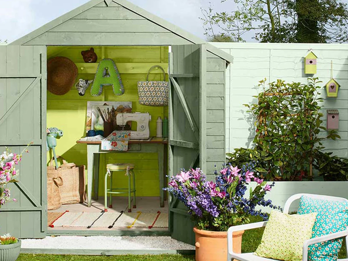 wood-painting-freshly-green-garden-surrey-decorators Freshly painted green garden timber, exterior wood painting in Surrey by Surrey Decorators